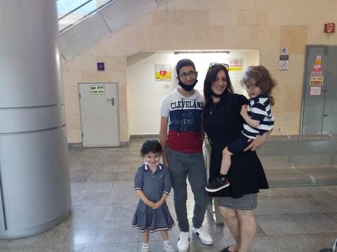 בני המשפחה לאחר האיחוד בתחנת הרכבת