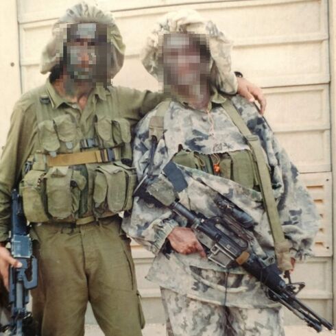נ' (משמאל) בתקופת השירות הצבאי
