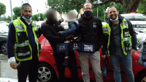 כונני ידידים עם האב והילדה