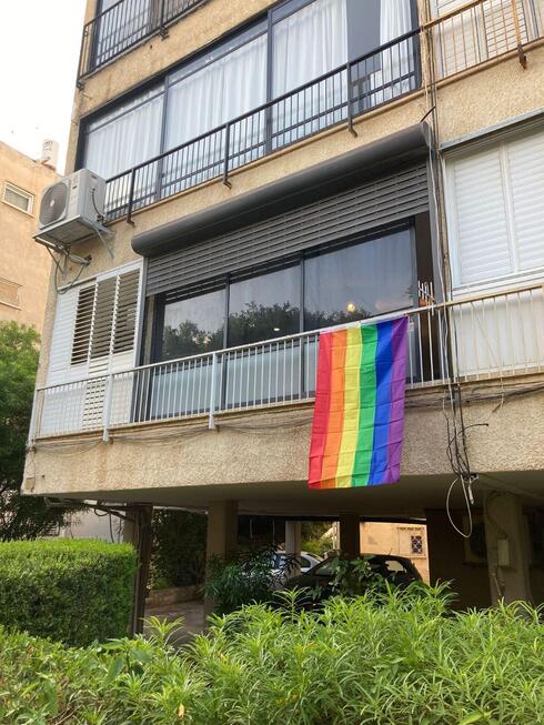 דגל גאווה שנתלה בשכונה