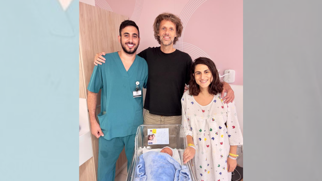 רותם ובן זוגה תומס עם התינוק וד״ר אמיר אבו-עביד