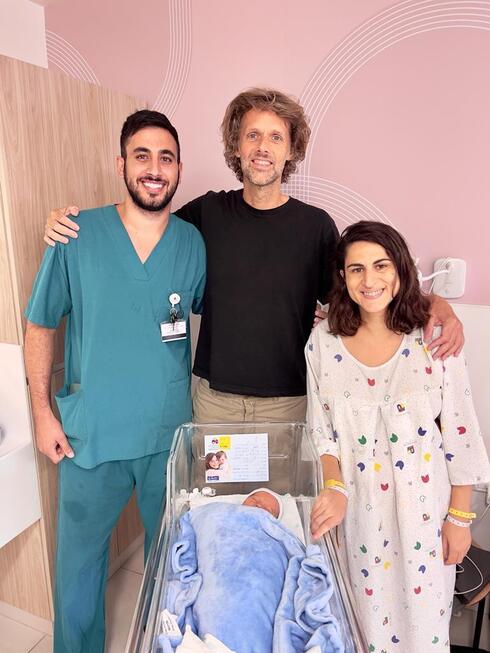 רותם ובן זוגה תומס עם התינוק וד״ר אמיר אבו-עביד