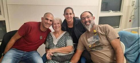 מרגלית מוזס במפגש עם משפחתה לאחר השחרור