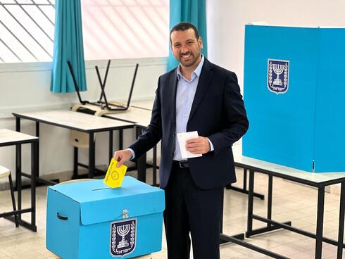 המתמודד לראשות עיריית חולון, שי קינן, הגיע להצביע
