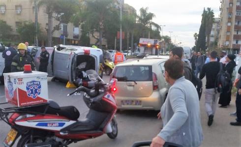 זירת התאונה בהופיין חולון  - צילום: דוברות איחוד הצלה