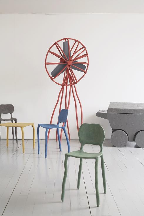 כיסא חמר, שולחן קפה ומאוורר, 2010, מרטן באס, אוסף אדלקורט, פריז, צרפת. צילום: תומאס שטראוב