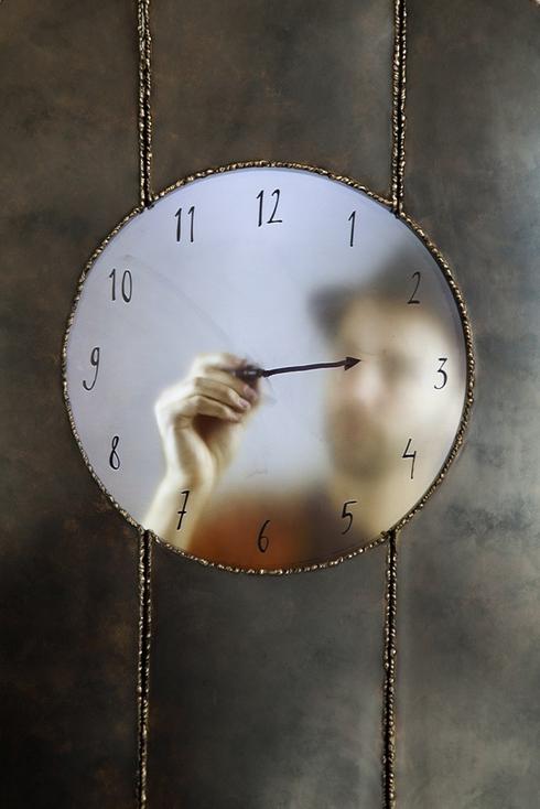 פרט מתוך שעון סבא עם דיוקן עצמי, זמן אמיתי, 2015, מרטן באס, דיוקן עצמי