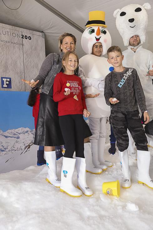 אנסטסיה מיכאלי ואנשי השלג | צילום: רפי דלויה