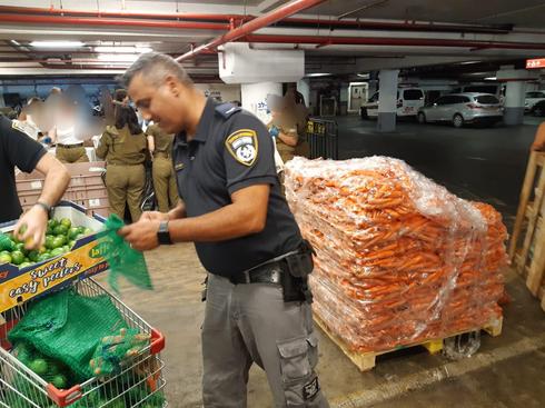 השוטרים במבצע חבילות מזון לקראת החג | צילום: דוברות המשטרה