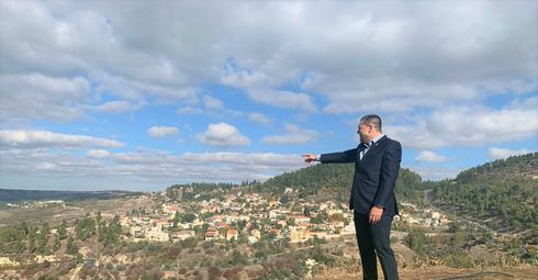 ראש עיריית צפת צופה אל הנוף | צילום: דוברות עיריית צפת